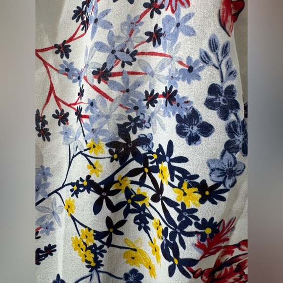 EUC Liz Claiborne Lightweight Floral Blouse in Eggshell - Picture 11 of 16